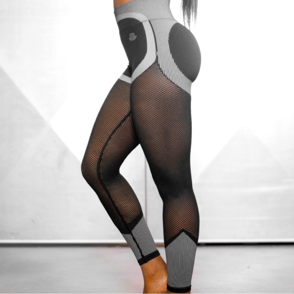 Mesh workout leggings. Booty contouring.